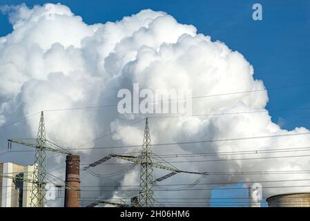 Weiße Wolken aus Wasserdampf, die aus dem Kühlturm einer Stromerzeugungsanlage hervorgehen. Stockfoto