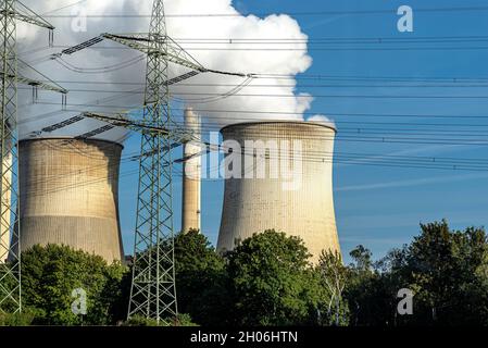 Weiße Wolken aus Wasserdampf, die aus dem Kühlturm einer Stromerzeugungsanlage hervorgehen. Stockfoto