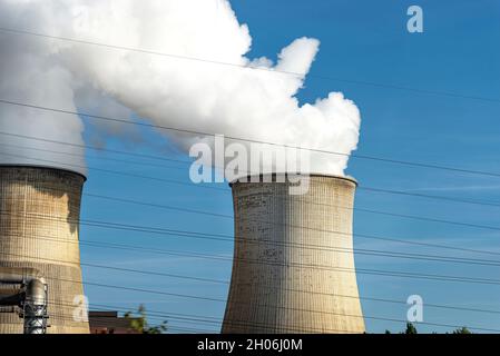 Weiße Wolken aus Wasserdampf, die aus dem Kühlturm einer Stromerzeugungsanlage hervorgehen. Stockfoto