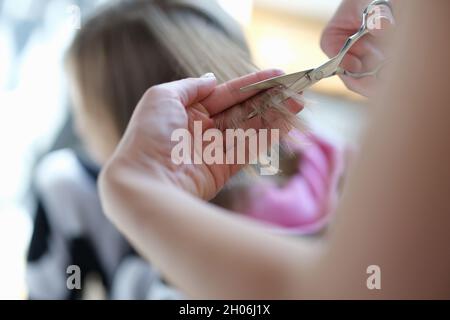 Master Coiffeur schneidet Spliss der Haare mit Schere Nahaufnahme Stockfoto