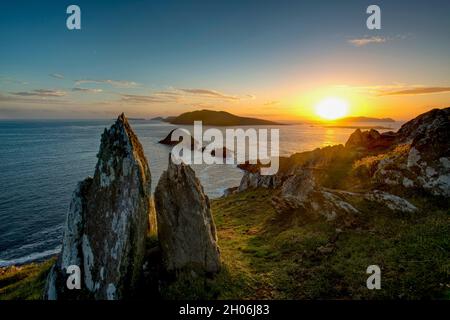 Sonnenuntergang über den Blasket Islands von Dunmore Head, Dingle, County Kerry, Irland Stockfoto