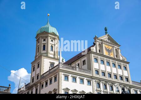 Rathaus Aux. Menschen füllen am 11.10.2021 die Fußgängerzone in Augsburg. Die Corona Infections sind bundesweit aktuell bei 3111. Die Zahl der Menschen, die auch ihre erste Implementierung erhalten haben, muss weiter leicht an. Ab heute müssen die Menschen für Schnelltests bezahlen. - Rathaus Augsburg. Am 11. Oktober 2021 füllen Menschen die Innenstadt und Fußgängerzone von Augsburg. Die Zahl der Covid-Infektionen in Deutschland liegt heute bei 3111. Ab heute müssen die Menschen in Deutschland für ihre Antigenschnelltests bezahlen. (Foto von Alexander Pohl/Sipa USA) Stockfoto