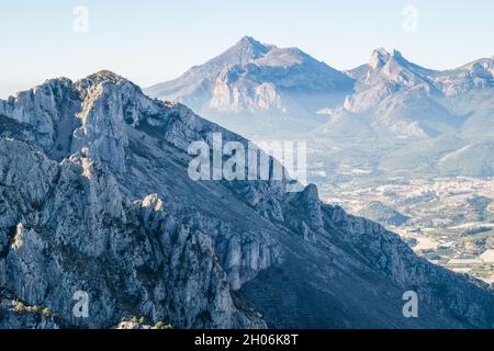 mediterrane blaue Berglandschaft in Spanien majestätischer Wander- und Reisehintergrund Stockfoto