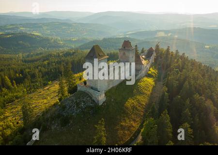 Luftaufnahme der mittelalterlichen Kasperk Burg an einem sonnigen Tag in Südböhmen, Sumava, Tschechien Stockfoto