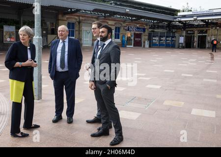 Maidenhead, Großbritannien. Oktober 2021. Die Parlamentsabgeordnete von Theresa May wird mit Bob Beveridge (Vorsitzender des Berkshire LEP im Thames Valley), Tom Pierpoint (Business Development Director, GWR) und Asim Zeb (Project Center) anlässlich der offiziellen Eröffnung eines neuen Bahnhofsvorplatzes in Maidenhead abgebildet. Die 3,75 Mio. £große Renovierung soll das Bahnhofsgebiet vor der Eröffnung der Crossrail-Bahn verkehrsfreundlicher machen und sowohl den Austausch zwischen Zügen und anderen Verkehrsmitteln als auch die Wander- und Radverbindungen zwischen Bahnhof und Stadtzentrum verbessern. C Stockfoto