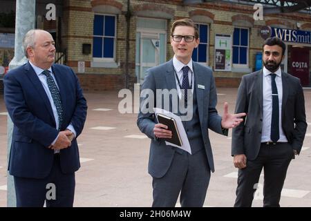 Maidenhead, Großbritannien. Oktober 2021. Tom Pierpoint, Business Development Director bei GWR, spricht anlässlich der Eröffnung eines neuen Bahnhofsvorplatzes in Maidenhead. Die 3,75 Mio. £große Renovierung soll das Bahnhofsgebiet vor der Eröffnung der Crossrail-Bahn verkehrsfreundlicher machen und sowohl den Austausch zwischen Zügen und anderen Verkehrsmitteln als auch die Wander- und Radverbindungen zwischen Bahnhof und Stadtzentrum verbessern. Kredit: Mark Kerrison/Alamy Live Nachrichten Stockfoto