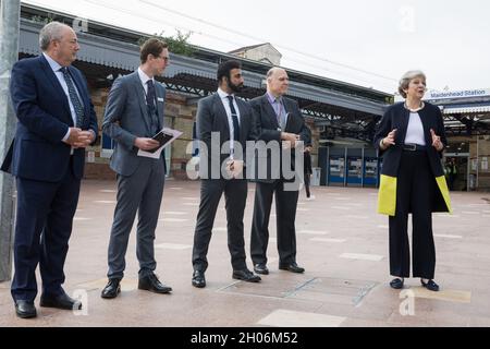 Maidenhead, Großbritannien. Oktober 2021. Theresa May, konservative Abgeordnete von Maidenhead, spricht anlässlich der offiziellen Eröffnung eines neuen Bahnhofsvorplatzes von Maidenhead. Die 3,75 Mio. £große Renovierung soll das Bahnhofsgebiet vor der Eröffnung der Crossrail-Bahn verkehrsfreundlicher machen und sowohl den Austausch zwischen Zügen und anderen Verkehrsmitteln als auch die Wander- und Radverbindungen zwischen Bahnhof und Stadtzentrum verbessern. Kredit: Mark Kerrison/Alamy Live Nachrichten Stockfoto