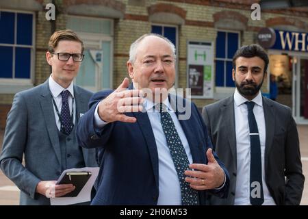 Maidenhead, Großbritannien. Oktober 2021. Bob Beveridge, Vorsitzender der Thames Valley Berkshire Local Enterprise Partnership, spricht anlässlich der Eröffnung eines neuen Bahnhofsvorplatzes in Maidenhead. Die 3,75 Mio. £große Renovierung soll das Bahnhofsgebiet vor der Eröffnung der Crossrail-Bahn verkehrsfreundlicher machen und sowohl den Austausch zwischen Zügen und anderen Verkehrsmitteln als auch die Wander- und Radverbindungen zwischen Bahnhof und Stadtzentrum verbessern. Kredit: Mark Kerrison/Alamy Live Nachrichten Stockfoto