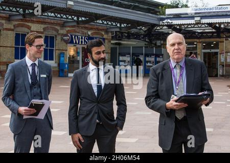 Maidenhead, Großbritannien. Oktober 2021. Cllr Gerry Clark (r), der Royal Borough of Windsor und Mitglied des Kabinetts für Verkehr und Infrastruktur von Maidenhead, spricht bei der Eröffnung eines neuen Bahnhofsvorplatzes von Maidenhead. Die 3,75 Mio. £große Renovierung soll das Bahnhofsgebiet vor der Eröffnung der Crossrail-Bahn verkehrsfreundlicher machen und sowohl den Austausch zwischen Zügen und anderen Verkehrsmitteln als auch die Wander- und Radverbindungen zwischen Bahnhof und Stadtzentrum verbessern. Kredit: Mark Kerrison/Alamy Live Nachrichten Stockfoto