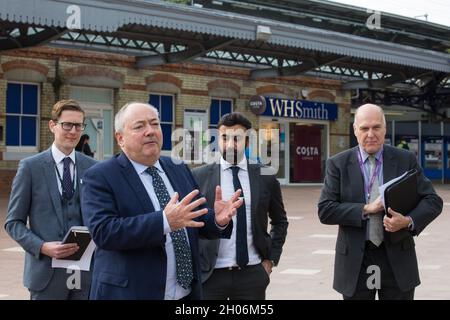 Maidenhead, Großbritannien. Oktober 2021. Bob Beveridge, Vorsitzender der Thames Valley Berkshire Local Enterprise Partnership, spricht anlässlich der Eröffnung eines neuen Bahnhofsvorplatzes in Maidenhead. Die 3,75 Mio. £große Renovierung soll das Bahnhofsgebiet vor der Eröffnung der Crossrail-Bahn verkehrsfreundlicher machen und sowohl den Austausch zwischen Zügen und anderen Verkehrsmitteln als auch die Wander- und Radverbindungen zwischen Bahnhof und Stadtzentrum verbessern. Kredit: Mark Kerrison/Alamy Live Nachrichten Stockfoto