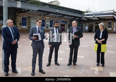 Maidenhead, Großbritannien. Oktober 2021. Tom Pierpoint, Business Development Director bei GWR, spricht anlässlich der Eröffnung eines neuen Bahnhofsvorplatzes in Maidenhead. Die 3,75 Mio. £große Renovierung soll das Bahnhofsgebiet vor der Eröffnung der Crossrail-Bahn verkehrsfreundlicher machen und sowohl den Austausch zwischen Zügen und anderen Verkehrsmitteln als auch die Wander- und Radverbindungen zwischen Bahnhof und Stadtzentrum verbessern. Kredit: Mark Kerrison/Alamy Live Nachrichten Stockfoto