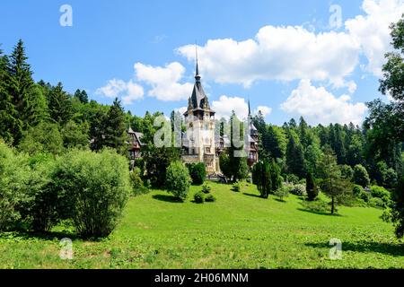 Schönes Neorenaissance-Gebäude der Burg Peles (Castelul Peles) in der Nähe des Bucegi-Gebirges (Muntii Bucegi) an einem sonnigen Sommertag in Sinaia, Romani Stockfoto