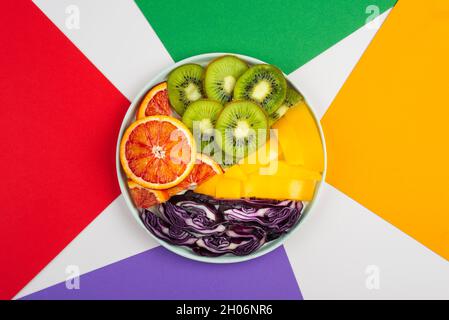 Arrangement leckere frische Früchte Gemüse Stockfoto