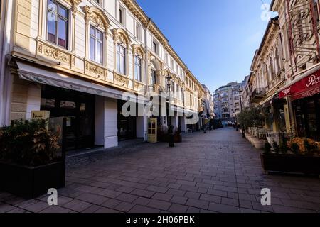 Bukarest, Rumänien, 22. November 2020 - Straße mit alten Gebäuden im historischen Zentrum an einem sonnigen Herbsttag Stockfoto