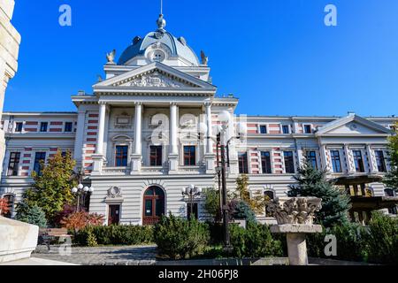 Bukarest, Rumänien, 22. November 2020 - das historische Hauptgebäude des Coltea-Krankenhauses am Boulevard Ion Bratisanu in Bukarest, Rumänien, in einem sonnigen Herbst Stockfoto