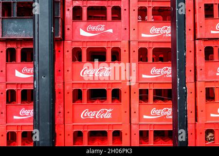 Bukarest, Rumänien, 13. Februar 2021 - Alte rote Plastikverpackung mit Coca Cola-Getränk auf einem Lebensmittelmarkt aufgegeben Stockfoto