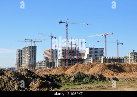 10. Oktober 2022 - Moskau, Russland: Bau eines neuen Wohnkomplexes Novoye Vnukovo. Stockfoto