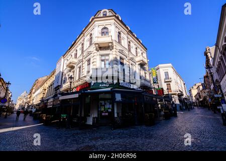 Bukarest, Rumänien, 22. November 2020 - Straße mit alten Gebäuden im historischen Zentrum an einem sonnigen Herbsttag Stockfoto