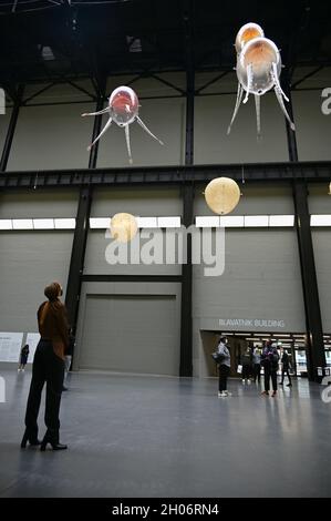 London, Großbritannien. Presseschauen für Hyundai Kommission : Anicka Yi : in Love With The World, Turbine Hall, Tate Modern. Stockfoto