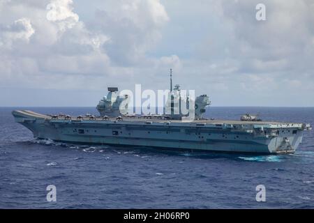 Philippine Sea, Vereinigte Staaten. 03. Oktober 2021. Der britische Flugzeugträger der Royal Navy, HMS Queen Elizabeth, dampft während multinationaler Marineoperationen am 3. Oktober 2021 in der philippinischen See in Formation. Kredit: MC3 Santiago Navarro/U.S. Navy/Alamy Live News Stockfoto