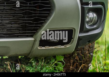 Nahaufnahme des Anhängerkupplung. Haken Sie den vorderen Stoßfänger eines Autos ein. Abschlepphaken für Nahaufnahme eines Autounfalls Stockfoto