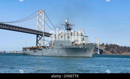 San Francisco, Usa. 04. Oktober 2021. Das Amphibiendock-Landungsschiff USS Rushmore der US Navy Whidbey Island-Klasse fährt während der San Francisco Fleet Week 2021. Oktober 4, 2021 in San Francisco, Kalifornien, unter der San Francisco-Oakland Bay Bridge durch. Kredit: MC2 Jasen Moreno-Garcia/U.S. Navy/Alamy Live News Stockfoto