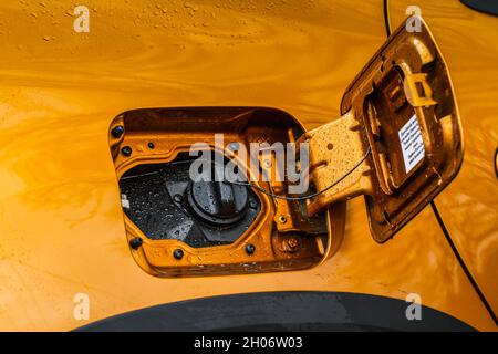 Außenansicht des Fahrzeugs mit geöffneter Tankklappe. Geöffneter Tankdeckel eines Fahrzeugs zum Einfüllen von Benzin- oder Dieselkraftstoff in den Tank. Die Tankklappe ist geöffnet und Stockfoto