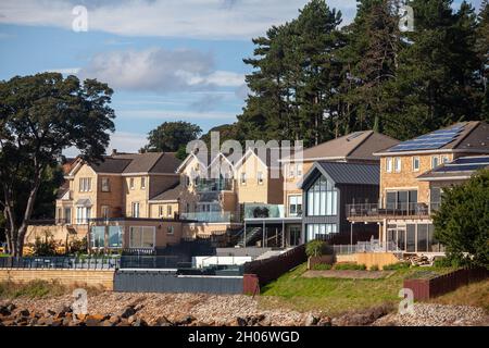 Teure Häuser am Meer in Doniborstle Gardens, Dalgety Bay, Fife, Schottland Stockfoto