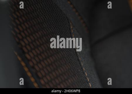 Blick aus der Perspektive auf moderne Autositze aus Stoff. Nahaufnahme der Autositze und Details zur Innenausstattung. Detaillierte Bild von einem Auto Falten Stich Arbeit. Stockfoto