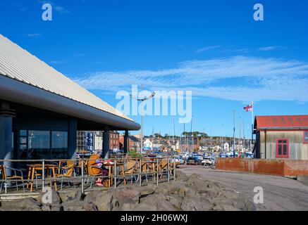 Terrasse des Old Boatyard Restaurant im Hafen, Arbroath, Schottland, Großbritannien Stockfoto