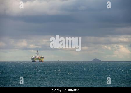 Ein Öl- und Bass-Rock von der Fife-Küste aus gesehen Stockfoto