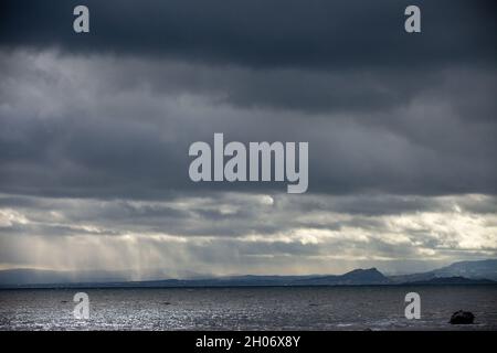 Regen fällt über den Firth of Forth und Edinburgh von Fife aus gesehen Stockfoto