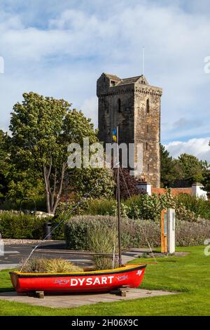 St. Serf's Church in Dysart mit einem alten Segelschiff, das als Pflanzer benutzt wurde. Stockfoto