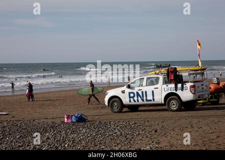 RNLI Rettungsschwimmer Fahrzeug auf Widemouth Beach geparkt, um Sicherheit für Surfer North Devon UK bieten Stockfoto