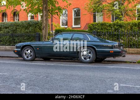 DUBLIN, IRLAND - 30. Apr 2021: Eine szenische Aufnahme des klassischen Jaguar, der auf den schönen Straßen von Dublin, Irland, geparkt ist Stockfoto