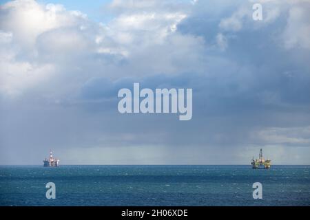 Ölbohrinseln im Firth of Forth von Fife aus gesehen Stockfoto