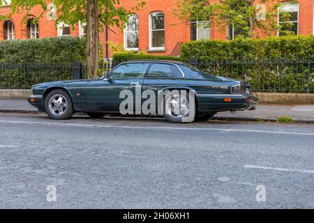 DUBLIN, IRLAND - 30. Apr 2021: Eine szenische Aufnahme des klassischen Jaguar, der auf den schönen Straßen von Dublin, Irland, geparkt ist Stockfoto