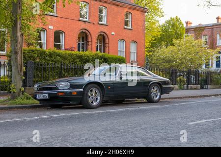 DUBLIN, IRLAND - 30. Apr 2021: Eine szenische Aufnahme des klassischen Jaguar, der auf den schönen Straßen von Dublin, Irland, geparkt ist Stockfoto