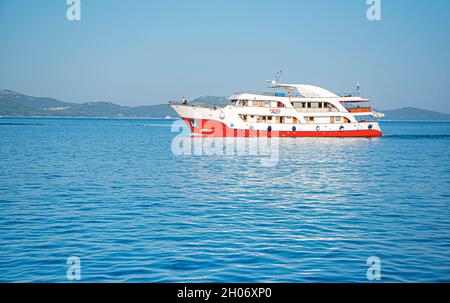 Das Schiff fährt in den Hafen von Zadar, Kroatien. Stockfoto