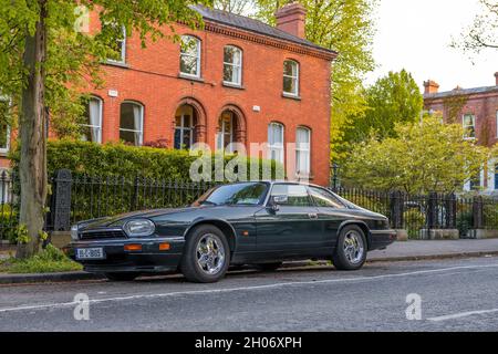 DUBLIN, IRLAND - 30. Apr 2021: Eine szenische Aufnahme des klassischen Jaguar, der auf den schönen Straßen von Dublin, Irland, geparkt ist Stockfoto