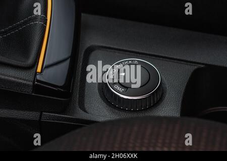 Fahrauswahltaste. Automatischer Ganghebel und Gangschaltung. Innenraum des Fahrzeugs, Fahrsteuerung für Offroad-Fahren, Nahaufnahme. Auswahlhilfe für Radantrieb. Allrad-Dri Stockfoto