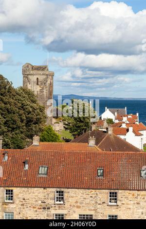 Harbormaster's House und St Serf's Tower am Dysart Harbour in der Nähe von Kirkcaldy in Fife, Schottland Stockfoto