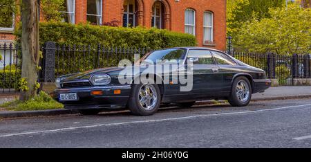 DUBLIN, IRLAND - 30. Apr 2021: Eine szenische Aufnahme des klassischen Jaguar, der auf den schönen Straßen von Dublin, Irland, geparkt ist Stockfoto