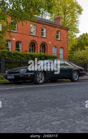 DUBLIN, IRLAND - 30. Apr 2021: Eine szenische Aufnahme des klassischen Jaguar, der auf den schönen Straßen von Dublin, Irland, geparkt ist Stockfoto