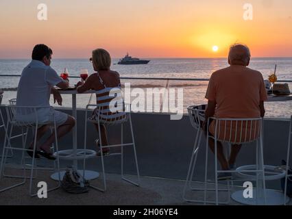 Kunden beobachten den Sonnenuntergang vom Antasia Beach Club, SODAP Beach, Paphos, Zypern Stockfoto