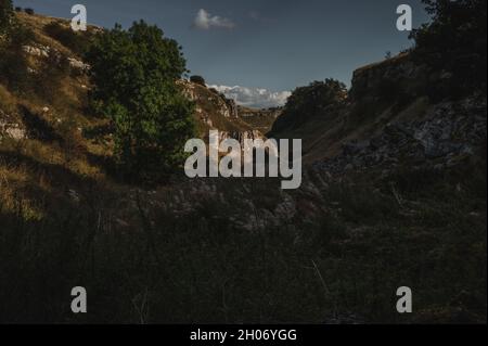 Blick in Lathkill Dale an einem sonnigen Tag im Peak District Stockfoto