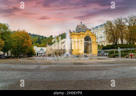 Hauptkolonnade mit singender Fontäne - kleine westböhmische Kurstadt Mariánské Lázně (Marienbad) - Tschechische Republik - Europa Stockfoto