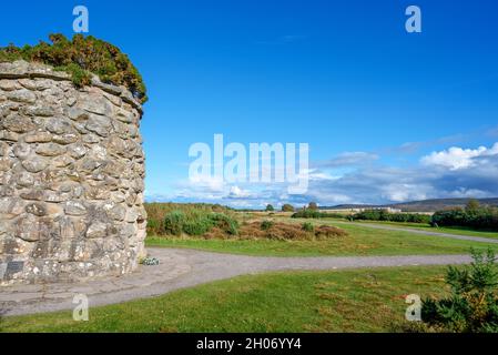 Memorial Cairn mit Blick auf das Besucherzentrum, Culloden Battlefield, Culloden, in der Nähe von Inverness, Schottland, VEREINIGTES KÖNIGREICH Stockfoto