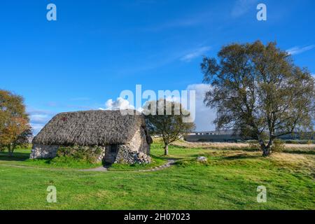 Leanach Cottage mit Blick auf das Besucherzentrum, Culloden Battlefield, Culloden, in der Nähe von Inverness, Schottland, VEREINIGTES KÖNIGREICH Stockfoto