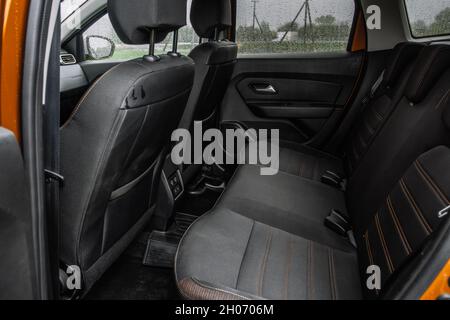 Modernes SUV-Auto im Inneren. Ledersitze hinten in schwarzem Leder in modernen Luxuswagen. Bequeme Ledersitze. Stockfoto
